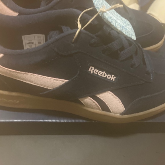 Reebok woman’s Sneaker 6.5 (navy blue,light pink,tan) - Picture 3 of 12